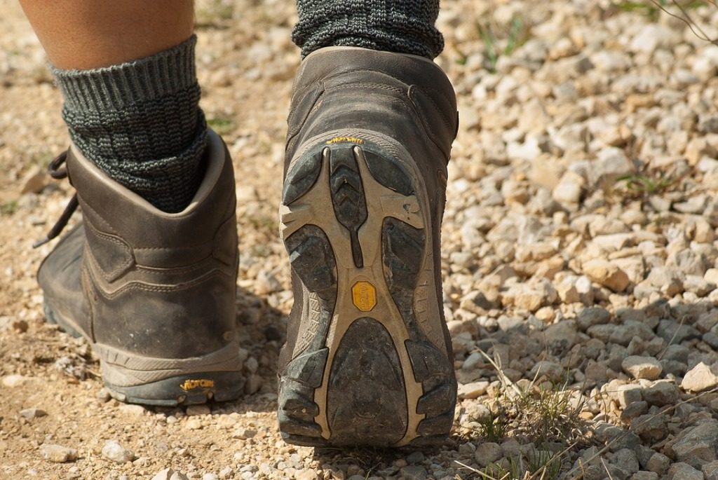 scarpe da trekking. Se ami fare escursioni nella natura, potresti formarti per diventare guida naturalistica