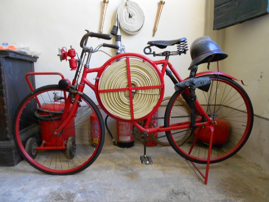 bicicletta rossa vintage da vigile del fuoco