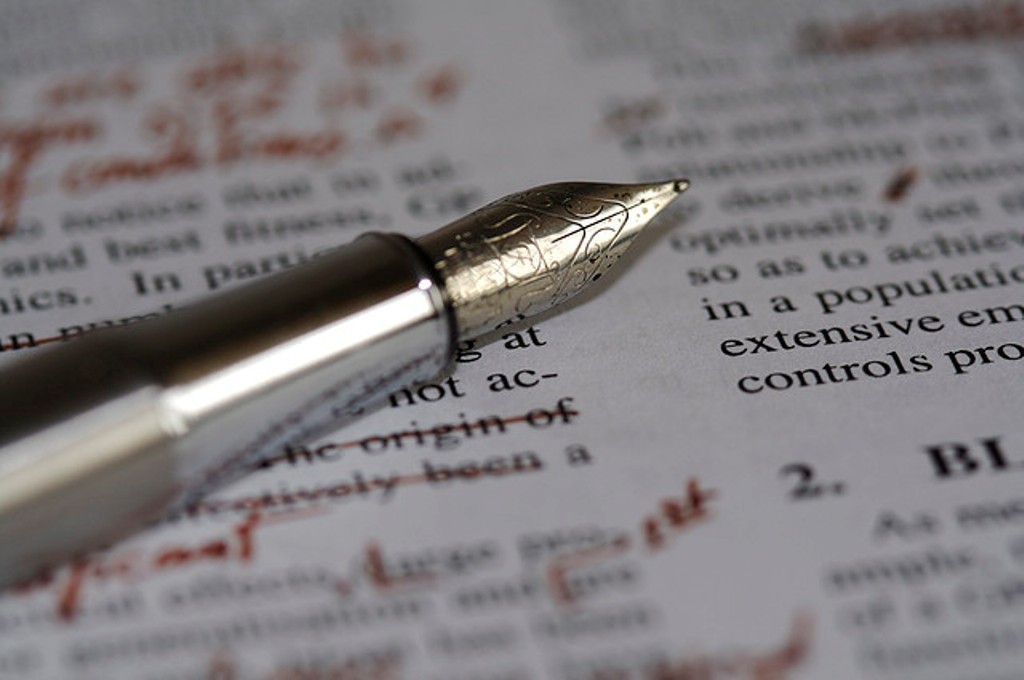 penna e foglio con correzioni. Chi è il correttore di bozze