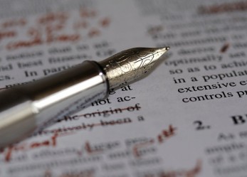 Correttore di bozze: alla ricerca di virgole mancanti e doppi spazi!