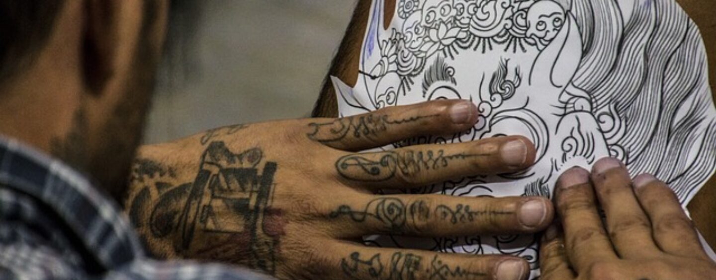 Operatore di tatuaggio e operatore di piercing