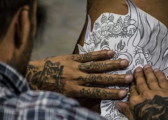 Operatore di tatuaggio e operatore di piercing