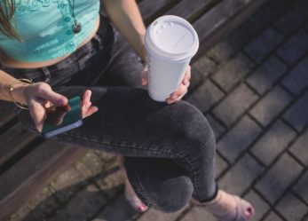 Designer ufficiale della casa produttrice? Puoi, progettando back cover e temi