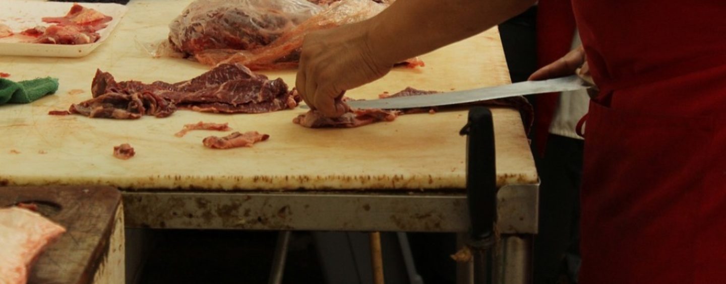 Un corso per lavorare come macellaio in supermercato