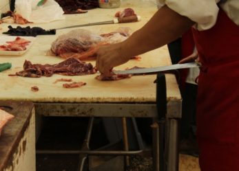 Un corso per lavorare come macellaio in supermercato