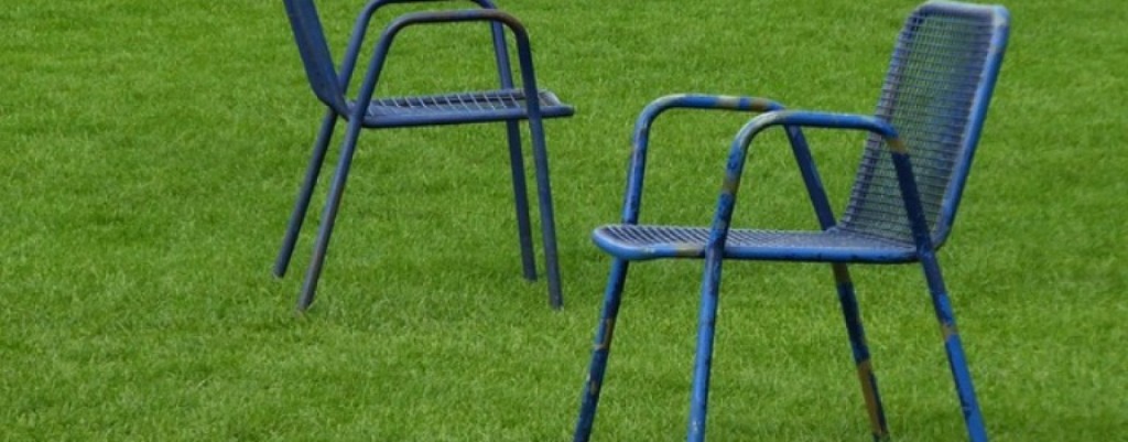 sedie in un prato. il mediatore culturale favorisce l'incontro tra due culture diverse