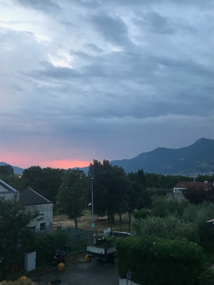 Il periodo che stiamo vivendo ora | non ci peggiora ma ci migliora; | questa è un’occasione | che in molti considerano prigione. | Certo, di fuori non puoi andare | Ma con la fantasia tutto si può fare... Di Virginia Tempia