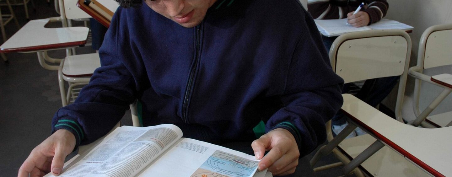 Un manifesto sul ritorno a scuola: disegnalo tu