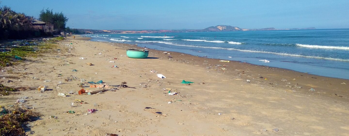 Cambiamo rotta alla plastica che finisce in mare fiumi e laghi