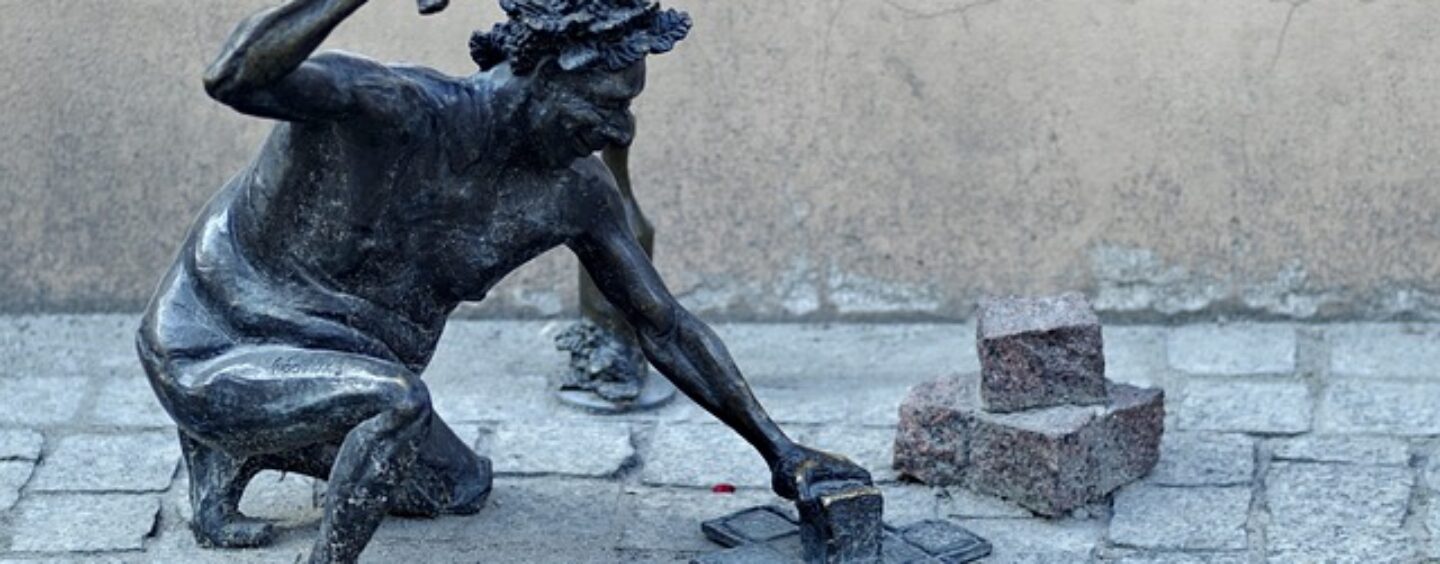 Opportunità di lavoro: operatore movimento macchine, impiegato, muratore