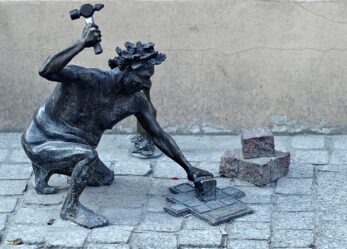 Opportunità di lavoro: operatore movimento macchine, impiegato, muratore