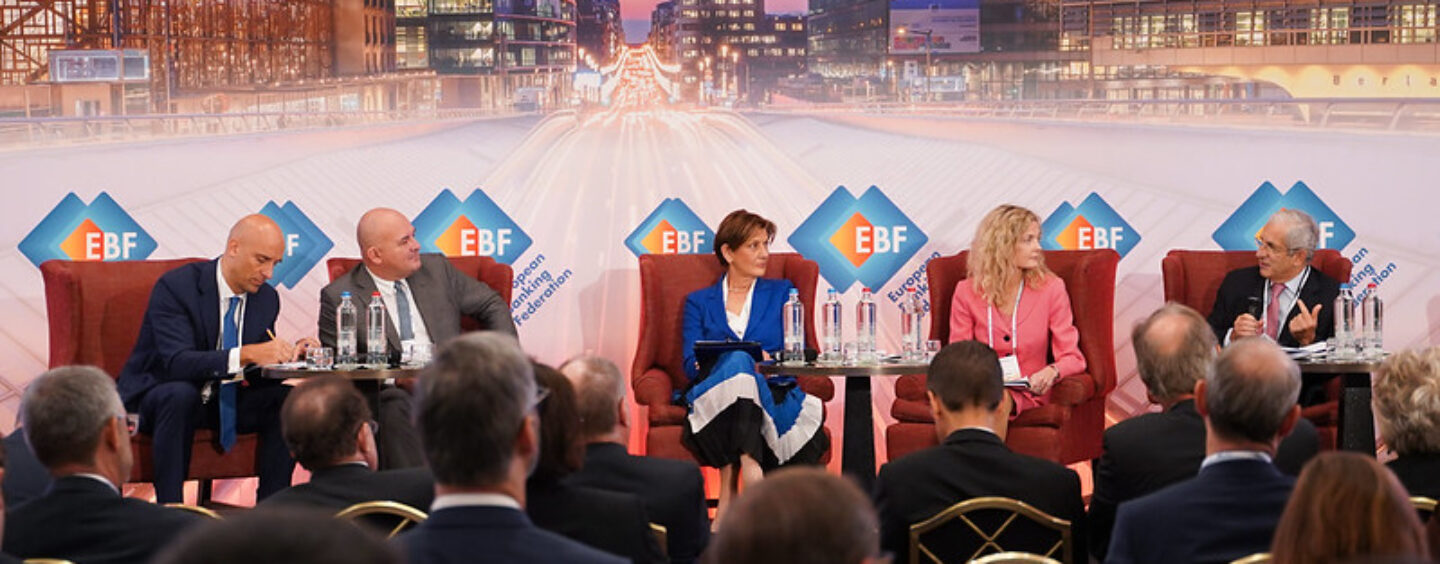 1 tirocinante per la Federazione bancaria europea