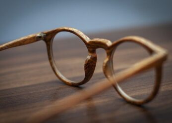 Ottico e addetti alla vendita in negozio di ottica