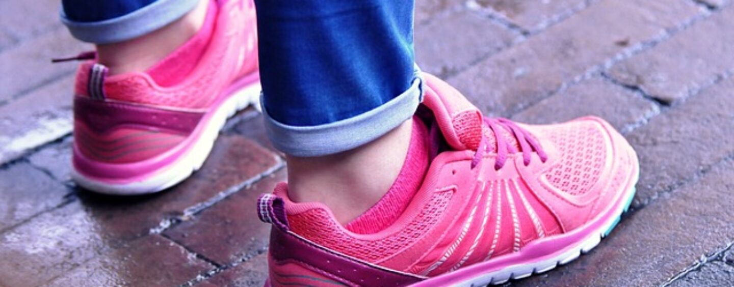 Addetti vendita in negozio di scarpe sportive