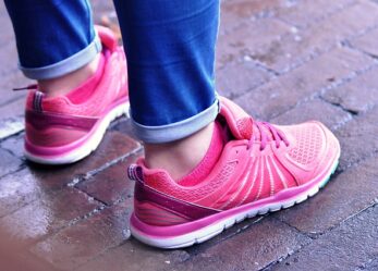 Addetti vendita in negozio di scarpe sportive