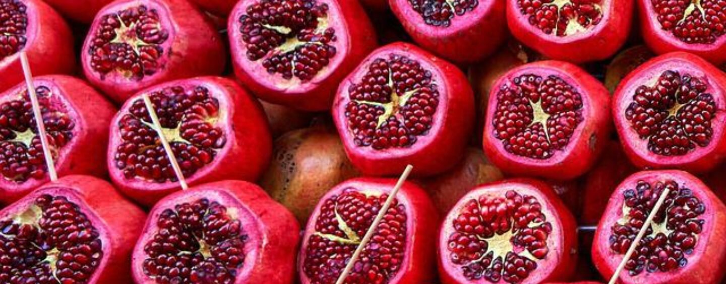 Un addetto ortofrutta per un supermercato a Sirmione