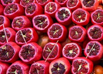 Un addetto ortofrutta per un supermercato a Sirmione