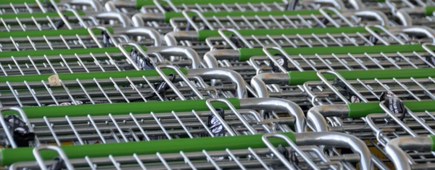 Varie opportunità lavorative in un supermercato