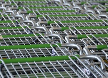 Varie opportunità lavorative in un supermercato