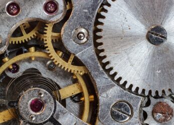 Un aiuto montatore per azienda siderurgica