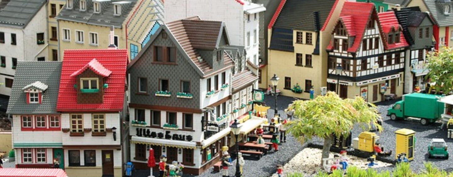 Un’assunzione e un tirocinio nel mondo dei mattoncini