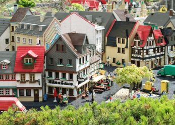 Un’assunzione e un tirocinio nel mondo dei mattoncini