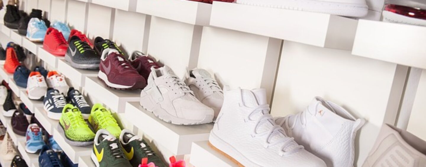 Addetti alla vendita in gdo scarpe sportive