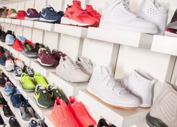 Addetti alla vendita in gdo scarpe sportive