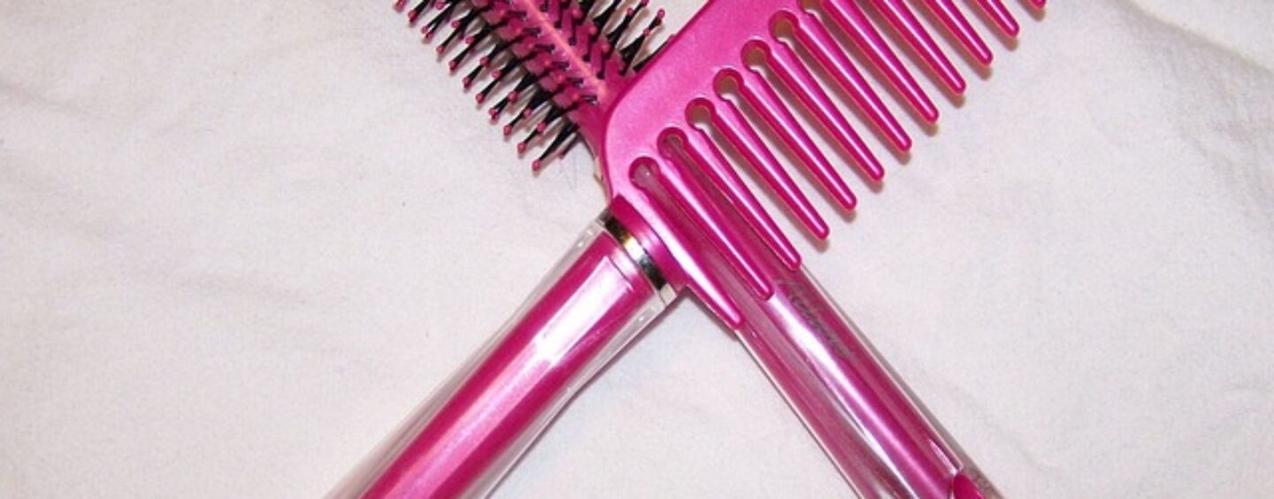 Addetti alla vendita in negozio di cosmetici per capelli