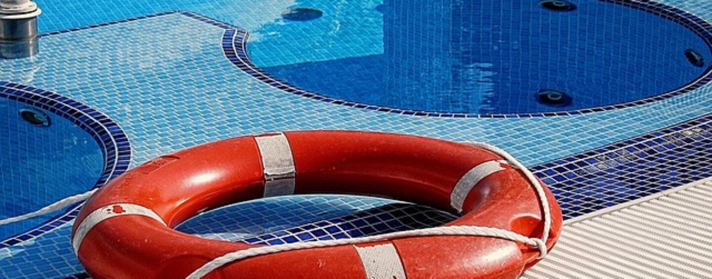 Assistente bagnanti piscina