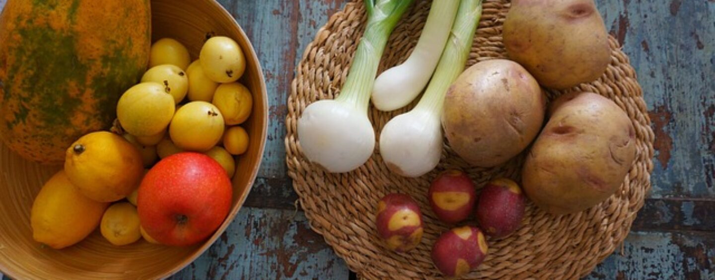 Scaffalista in un supermercato bio