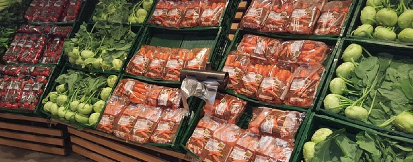 Addetti alle vendite in un supermercato: anche lavoro domenicale