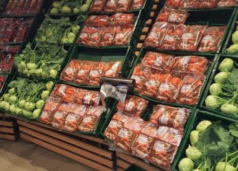 Addetti alle vendite in un supermercato: anche lavoro domenicale