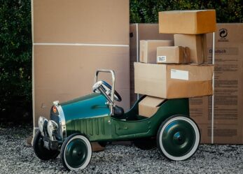 Un impiegato per il settore spedizioni