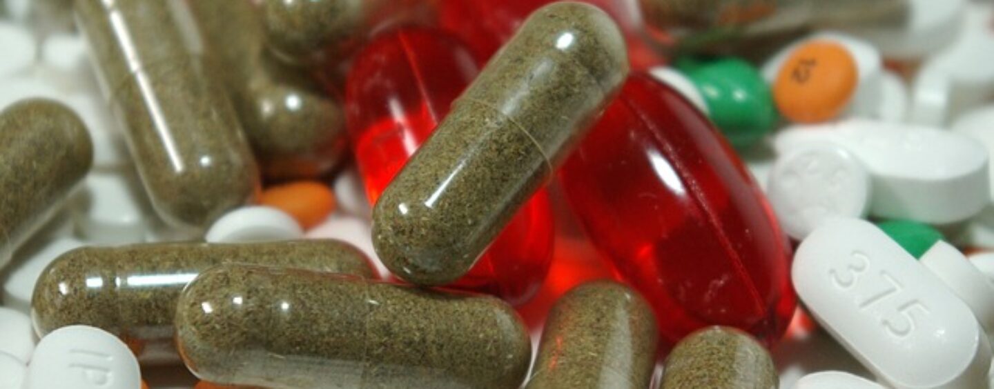 Un magazziniere operatore tecnico di farmacia per un ospedale cittadino