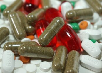 Un magazziniere operatore tecnico di farmacia per un ospedale cittadino