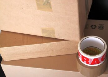 Azienda di spedizioni espresse cerca un impiegato