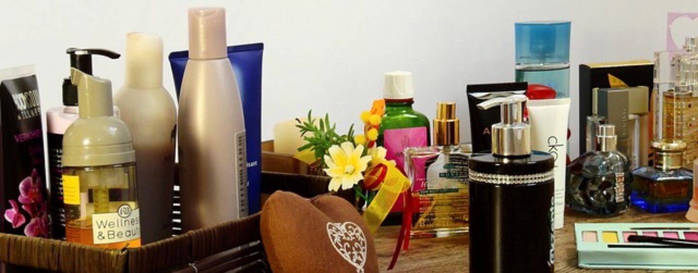 Addetti alle vendite in supermercato di articoli per igiene