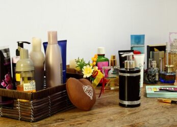 Addetti alle vendite in supermercato di articoli per igiene