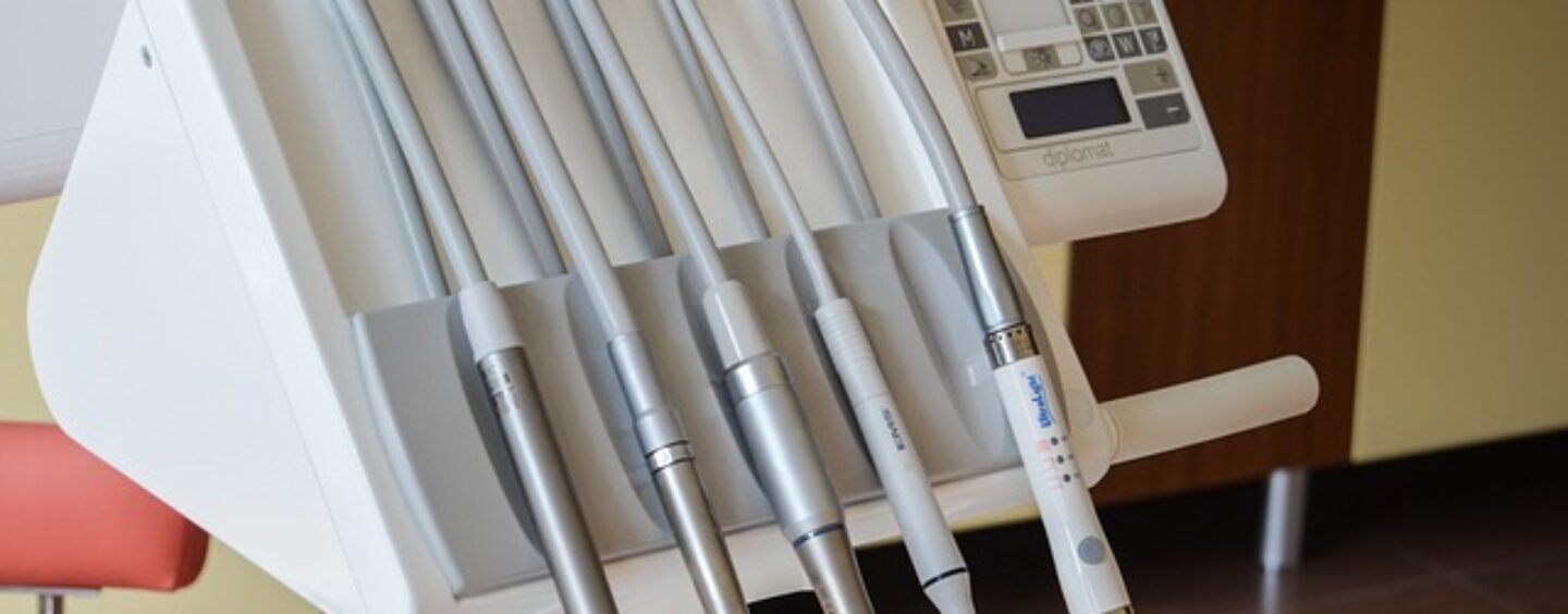 Receptionist in centro odontoiatrico