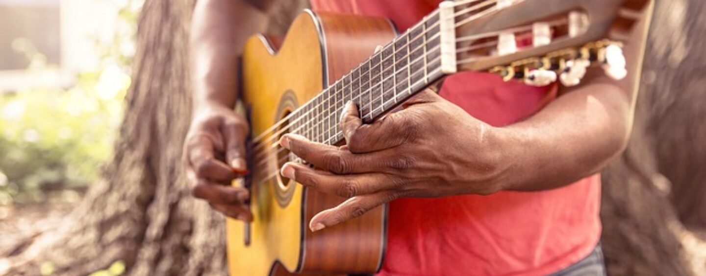 La tua riflessione sul lavoro con un brano musicale