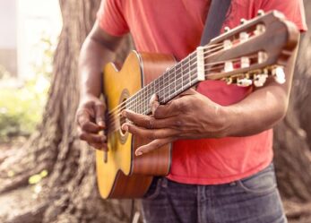 La tua riflessione sul lavoro con un brano musicale