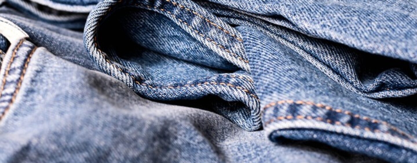 Un addetto alle vendite per negozio di abbigliamento