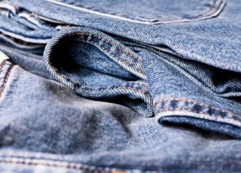 Un addetto alle vendite per negozio di abbigliamento