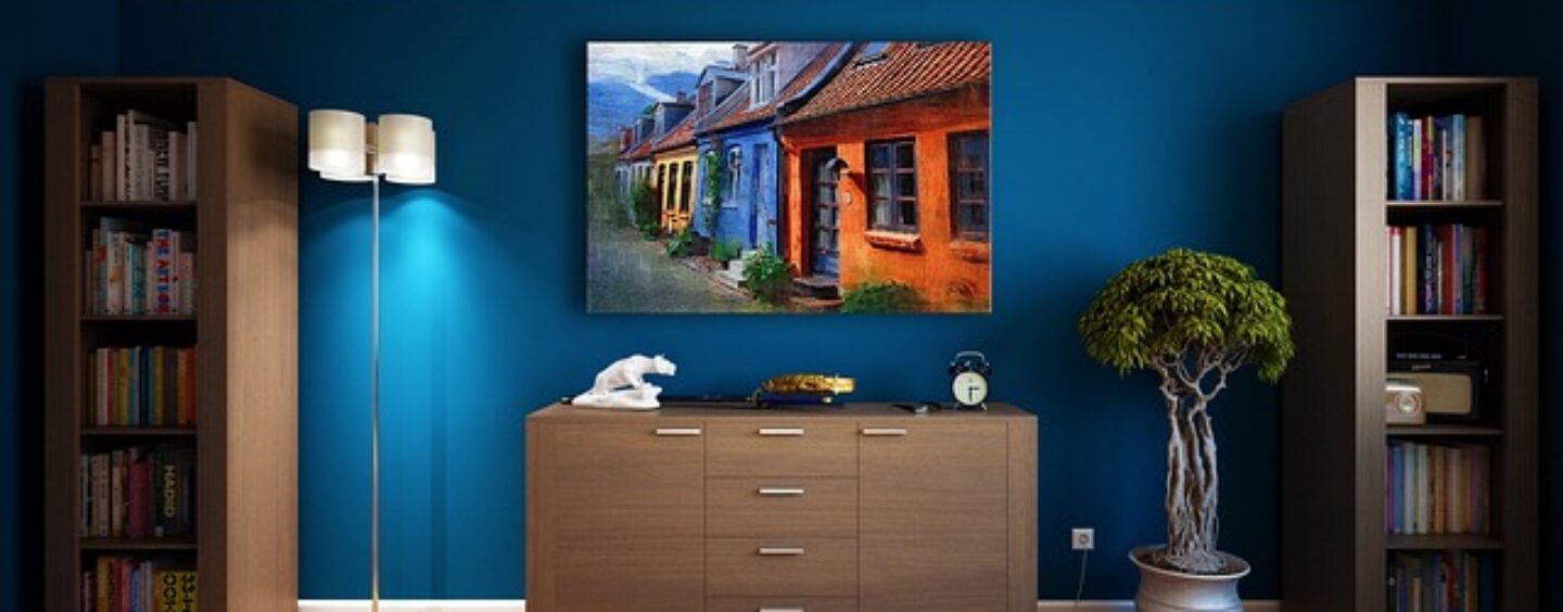 Un addetto vendite/arredatore settore arredamento