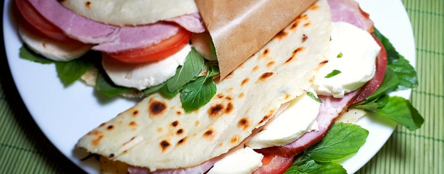 Un aiuto cuoco in piadineria