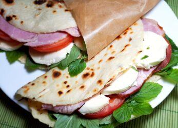 Un aiuto cuoco in piadineria