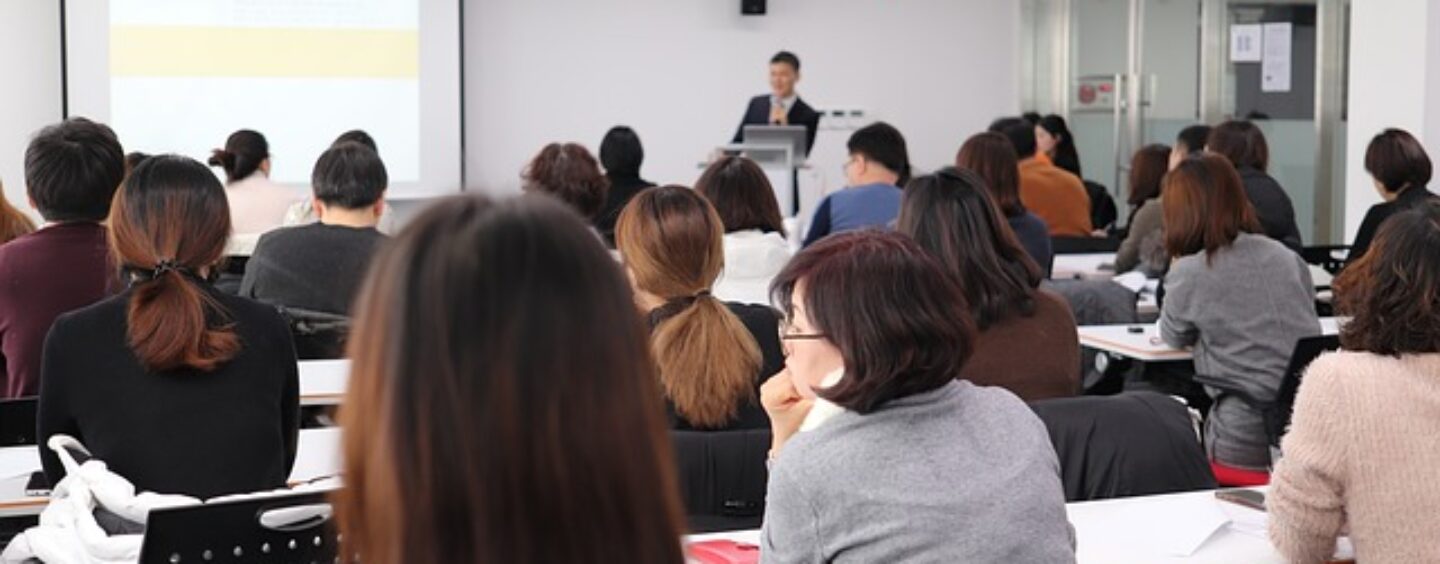 Un insegnante di inglese per un corso