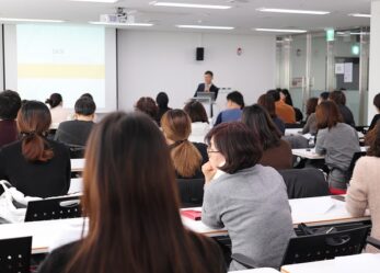 Un insegnante di inglese per un corso