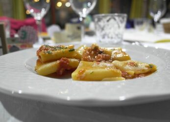 Un aiuto cuoco per un ristorante del centro storico